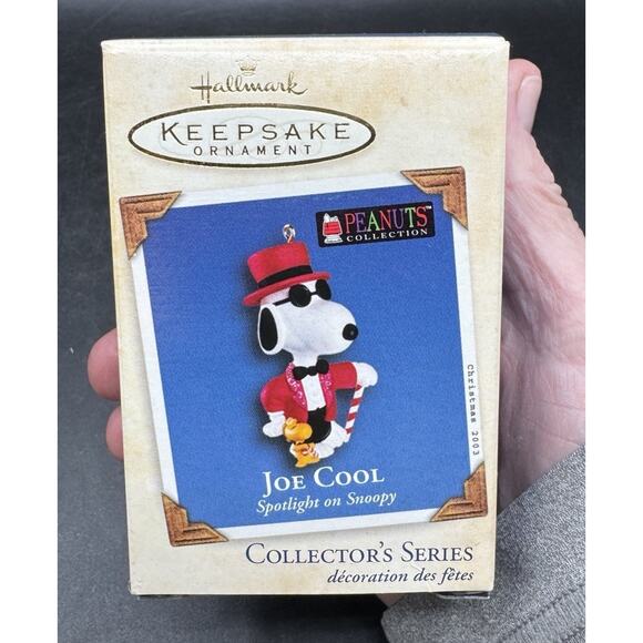 Hallmark 2003 Ornament JOE COOL Spotlight on Snoopy #6 Peanuts Gang -30D
